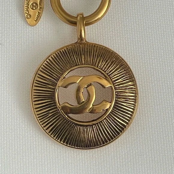 CHANEL CC Logo Sunburst necklace with box - Picture 3 of 9
